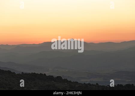 cielo arancione - solo pochi minuti prima dell'alba: paesaggio pitoresque girato al parco naturale della sierra de las nieves, andalusia, spagna (hdr) Foto Stock