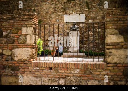 malaga,andalusia,spagna: antiche rovine del teatro romano (el teatro romano) ai piedi della famosa fortezza di alcazaba. il teatro romano è il più antico monumento della città di malaga, è stato costruito nel primo secolo ac. Foto Stock