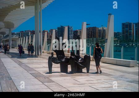 malaga,spagna: fotografia di strada dalla passeo del muelle dos (seconda passeggiata portuale), lungo il porto di malaga che ha aperto nel 2011. Foto Stock