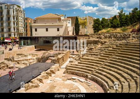 malaga,andalusia,spagna: antiche rovine del teatro romano (el teatro romano) ai piedi della famosa fortezza di alcazaba. il teatro romano è il più antico monumento della città di malaga, è stato costruito nel primo secolo ac. Foto Stock