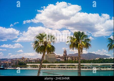 malaga,spagna: fotografia di strada dalla passeo del muelle dos (seconda passeggiata portuale), lungo il porto di malaga che ha aperto nel 2011. Foto Stock