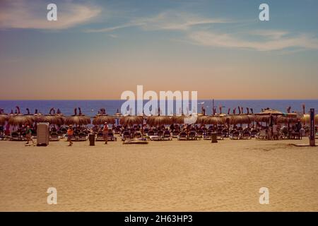 marbella,spagna: fotografia di strada nel centro storico con architettura spagnola a marbella,costa del sol,andalusia,spagna,europa Foto Stock