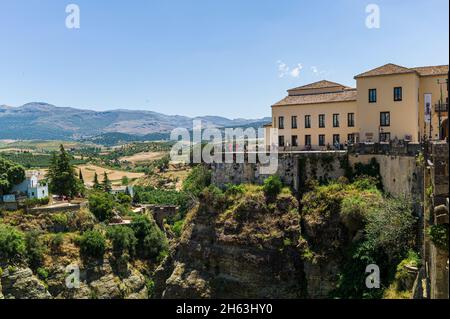 ronda pittoresca - una delle più grandi 'città bianche' di andalusia e le città antiche della spagna, appeso sul ripido cavallo el tajo. ronda. andalusia. spagna. Foto Stock