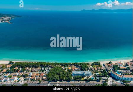 vista aerea, alcudia, acque turchesi blu sulla spiaggia di alcudia, platja d'alcudia, spiaggia vuota a causa della corona pandemic, aneta (sa), mallorca, isole baleari, isole baleari, baleares, spagna Foto Stock