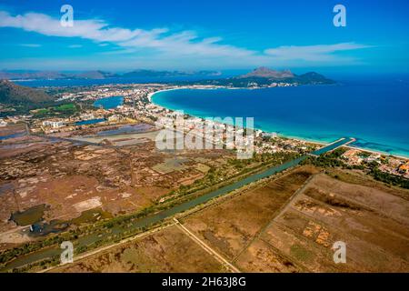 vista aerea,alcudia,grande canale e spiaggia di alcudia,platja d'alcudia,pla de na tesa,cabaneta (sa),mallorca,isole baleari,isole baleari,baleares,spagna Foto Stock