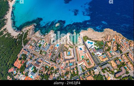 vista aerea, spiaggia cala agulla, baia cala literes con alberghi e spiaggia rocciosa, isole baleari, maiorca, capdepera, spagna Foto Stock