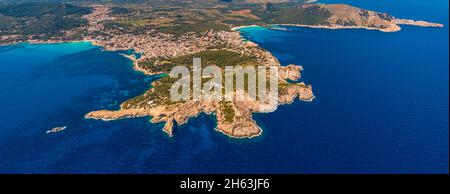 foto aerea, cala agulla e cala rajada con faro far de capdepera su punta de capdepera, isole baleari, maiorca, capdepera, spagna Foto Stock