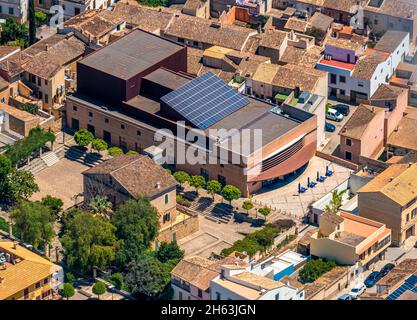 veduta aerea,artà teatro comunale,fundació teatre municipal d'artà,vicino alla biblioteca municipal na battlessa,artà,isole baleari,maiorca,spagna Foto Stock