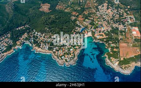 vista aerea, playa n'aladern spiaggia nella baia di font de sa cala, hotel alua soul carolina, capdepera, europa, maiorca, isole baleari, spagna Foto Stock