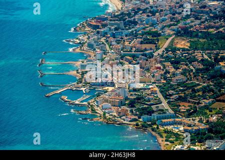 vista aerea, vista città e spiaggia cala bona, son servera, mallorca, europa, isole baleari, spagna Foto Stock