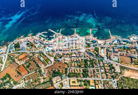 vista aerea, vista città e spiaggia cala bona, son servera, mallorca, europa, isole baleari, spagna Foto Stock