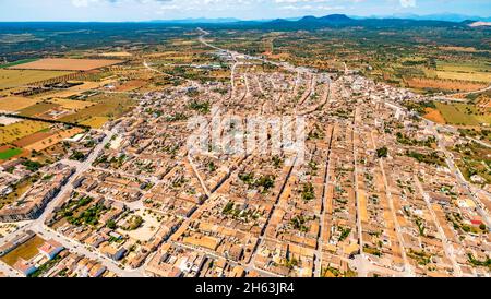 foto aerea,vista della città con cattolico. església de sant julià chiesa,campos,europa,isole baleari,spagna Foto Stock