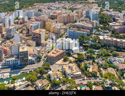 vista aerea,complessi alberghieri sul carrer sant bartomeu,s'arenal,mallorca,isole baleari,spagna Foto Stock