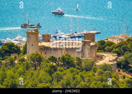 vista aerea, castello rotondo castell de bellver, barche in mare, palma, maiorca, isole baleari, spagna Foto Stock