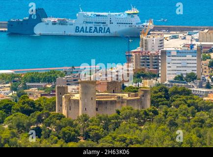 vista aerea, castello rotondo castell de bellver, traghetto baleari nel porto, palma, maiorca, isole baleari, spagna Foto Stock