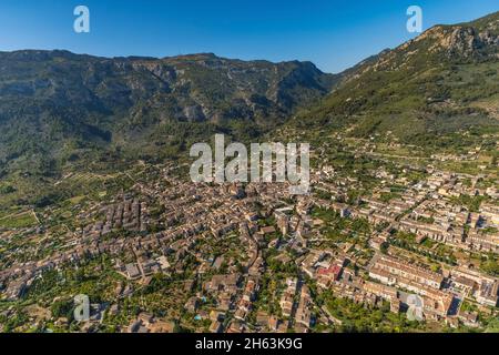 foto aerea, vista della città con cattolico. chiesa di san bartolomeo,església parroquial de sant bartomeu de sóller,sóller,europa,isole baleari,spagna,maiorca Foto Stock