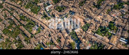 foto aerea, vista della città con cattolico. chiesa di san bartolomeo,església parroquial de sant bartomeu de sóller,sóller,europa,isole baleari,spagna,maiorca Foto Stock