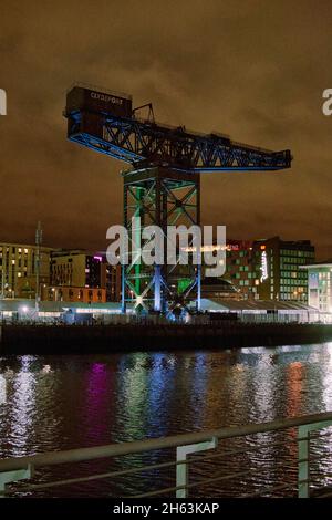 Il fiume Clyde accanto allo Scottish Event Campus di notte durante il COP 26 a Glasgow, Scozia, Regno Unito Foto Stock