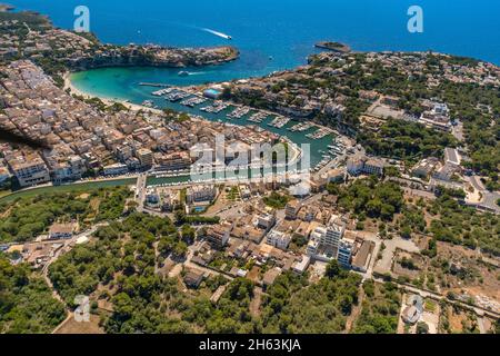 vista aerea,spiaggia e porto turistico di porto cristo,manacor,mallorca,europa,isole baleari,spagna Foto Stock