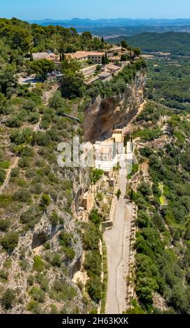 vista aerea, ermita de sant honorat e santuari de gracia sul monte puig de randa,randa,mallorca,isole baleari,spagna Foto Stock