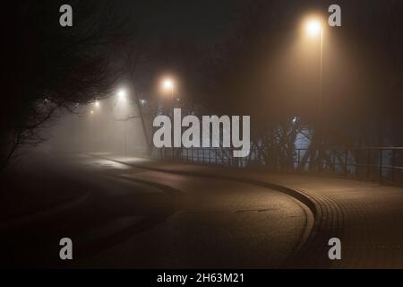 nebbia di notte nella cittadina di luckenwalde in germania Foto Stock