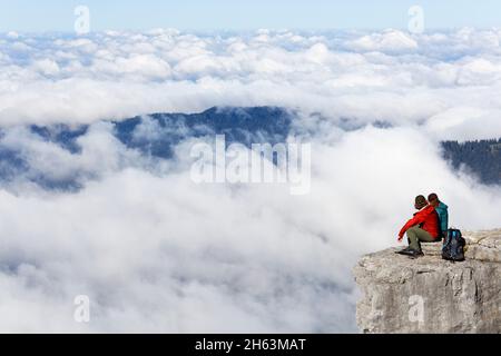 escursionisti sulla scogliera a wallberg Foto Stock