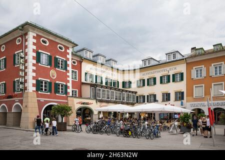 piazza principale di lienz con edifici multicolore, tirolo orientale, distretto di lienz, tirolo, austria Foto Stock