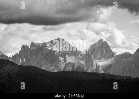 vista dal monte thurntaler sulla cresta principale di carnic alle dolomiti sesto, vista dall'austria all'italia, città valle di sillian, tirolo orientale, distretto di lienz, tirolo, austria Foto Stock