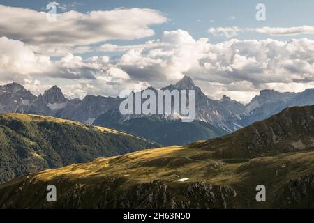 vista dal monte thurntaler sui laghi del thurntaler fino alle dreischusterspitze (3145 m) nelle dolomiti di sesto, vista dall'austria all'italia, città valle sillian, tirolo orientale, distretto lienz, tirolo, austria Foto Stock