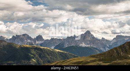 vista dal monte thurntaler sulla cresta principale del carnic fino alle dolomiti sesto con la montagna più alta le dreischusterspitze (3145 m), vista dall'austria all'italia, città valle sillian, tirolo orientale, lienz distretto, tirolo, austria Foto Stock