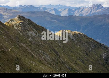 vista dal sillianer hütte al crinale del füllhorn e a destra heimkehrerkreuz su schützenmahd (2373 m), cresta principale carnic, sul retro i monti villgraten, città valle di sillian, tirolo orientale, tirolo, austria Foto Stock