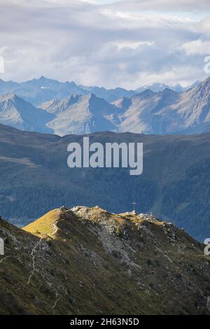 vista dal sillianer hütte al heimkehrerkreuz su schützenmahd (2373 m), cresta principale carnic, sul retro i monti villgraten, città valle di sillian, tirolo orientale, tirolo, austria Foto Stock