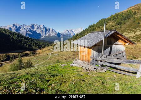 hirtenhütte,piccola capanna privata in vallorera,confine tra veneto e alto adige,zona carnica occidentale,italia Foto Stock