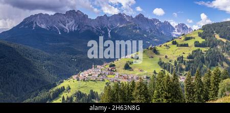 borghi di candida e casamazzagno,sullo sfondo le dolomiti di auronzo e comelico,comelico superiore,belluno,veneto,italia Foto Stock