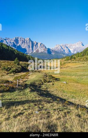 vista della vallorera al confine tra veneto e alto adige, sullo sfondo sesto dolomiti, italia Foto Stock