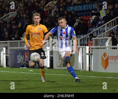 Hartlepool, Regno Unito. 12 NOVEMBRE David Ferguson di Hartlepool United attraversa una palla pericolosa nella scatola durante la partita della Sky Bet League 2 tra Hartlepool United e Newport County a Victoria Park, Hartlepool venerdì 12 novembre 2021. (Credit: Scott Llewellyn | MI News) Credit: MI News & Sport /Alamy Live News Foto Stock