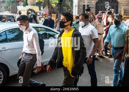 Mumbai, India. 12 novembre 2021. MUMBAI, INDIA - 12 NOVEMBRE: Aryan Khan arriva all'ufficio della BCN per celebrare la sua partecipazione al caso della droga il 12 novembre 2021 a Mumbai, India. Aryan Khan, figlio della superstar di Bollywood Shah Rukh Khan è stato concesso il salvataggio nel caso di busto di droga di crociera dalla Corte alta di Bombay con 14 condizioni e il suo incontro con i funzionari di agenzia ogni Venerdì era parte di questo. (Foto di Pratik Chorge/Hindustan Times/Sipa USA) Credit: Sipa USA/Alamy Live News Foto Stock