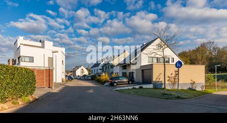 germania,baden-wuerttemberg,wablingen,nuova area di sviluppo,moderne case unifamiliari e multifamiliari con impianti fotovoltaici Foto Stock