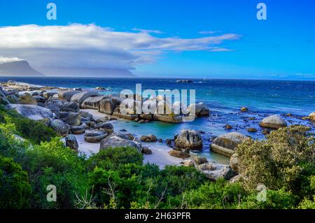 La spiaggia di rocce rocciose è una spiaggia turqoise e riparata e. Una famosa destinazione turistica nella città del capo Sud Africa Foto Stock