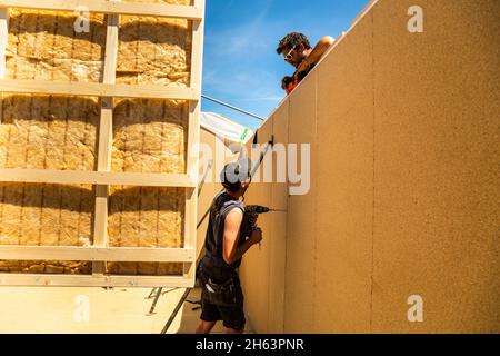 germania,baviera,costruzione di una casa prefabbricata in legno,installazione di una parete divisoria, Foto Stock