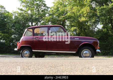 vecchia renault r4 in rosso vino. Foto Stock