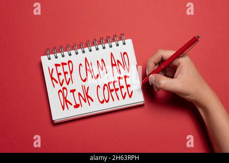 Cartello con la scritta mantenere la calma e bere caffè. Parola per incoraggiare la persona a gustare caffeina bere e rilassarsi scrivere nuove idee che raccontano messaggio e. Foto Stock