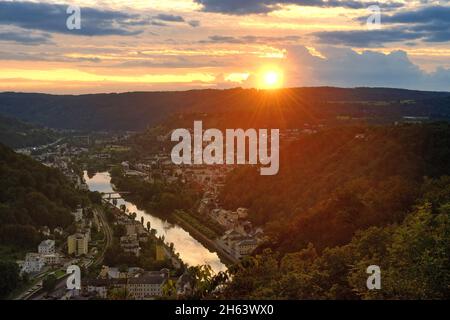 vista dal ristorante e caffè concordiaturm alla valle lahn e ems cattivo al tramonto, ems cattivo an der lahn, valle lahn, renania-palatinato, germania Foto Stock