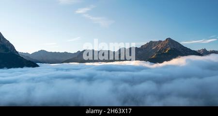 montagne sopra il mare di nuvole in una mattinata d'autunno soleggiato vicino a elmen. alpi lechtal,tirolo,austria,europa Foto Stock