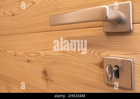 telaio interno, porta interna in legno, dettaglio con maniglia e chiave Foto Stock