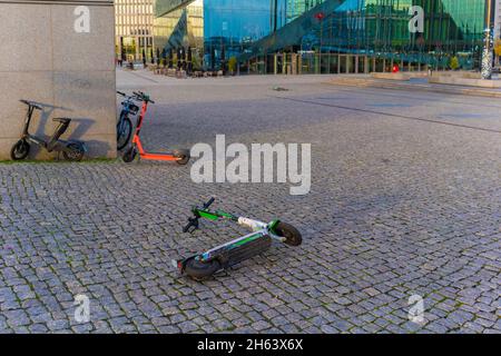 germania,berlino,parcheggiato e rovesciato senza sosta davanti alla stazione ferroviaria principale di berlino la mattina presto Foto Stock