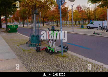 germania,berlino,e-scooters parcheggiati sul lato della strada a berlino nel distretto governativo Foto Stock