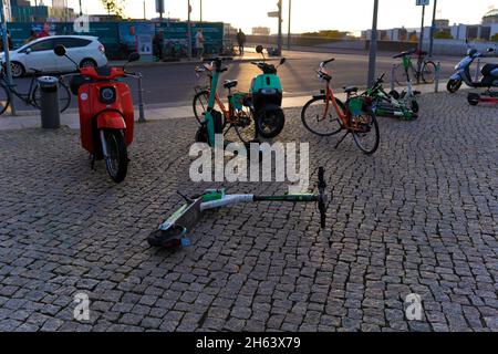 germania,berlino,parcheggiato e rovesciato senza sosta davanti alla stazione ferroviaria principale di berlino la mattina presto Foto Stock