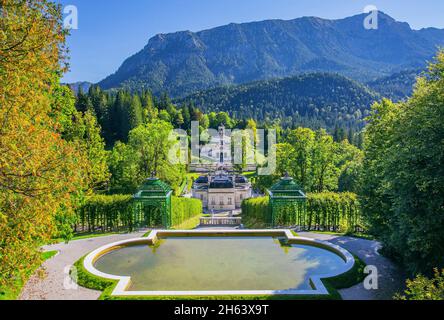 cascata con castello e tempio di venere, castello linderhof, ettal, ammertal, alpi ammergau, alta baviera, baviera, germania Foto Stock