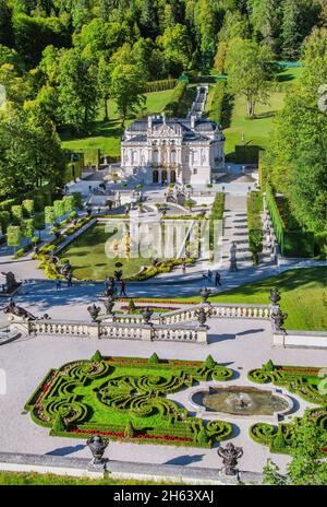 terrazza con giardino parterre e fiori di fronte al palazzo linderhof, ettal, ammertal, alpi ammergau, alta baviera, baviera, germania Foto Stock